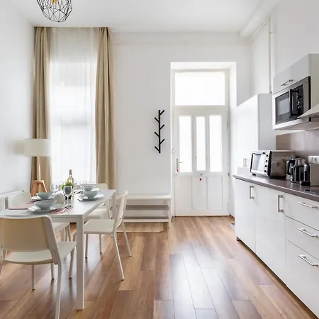 New, Centrally Located, But Quiet 4 Sleeper Lägenhet Budapest