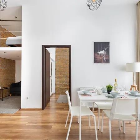 New, Centrally Located, But Quiet 4 Sleeper *