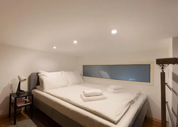 New, Centrally Located, But Quiet 4 Sleeper Апартаменты Будапешт