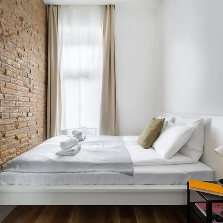 New, Centrally Located, But Quiet 4 Sleeper * Budapest