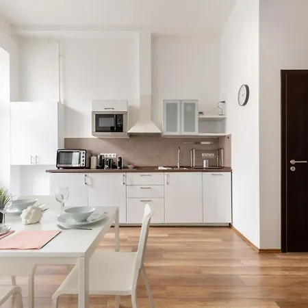 New, Centrally Located, But Quiet 4 Sleeper Apartment *