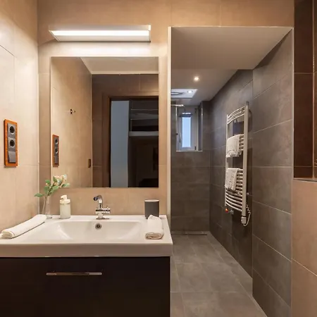 New, Centrally Located, But Quiet 4 Sleeper * Budapest