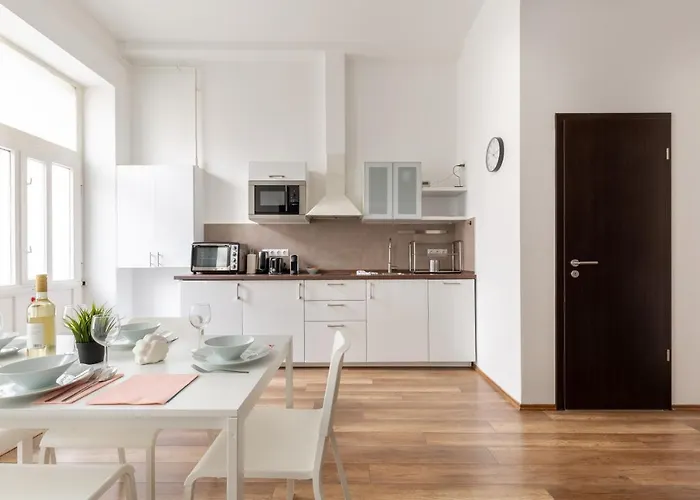 New, Centrally Located, But Quiet 4 Sleeper アパート *