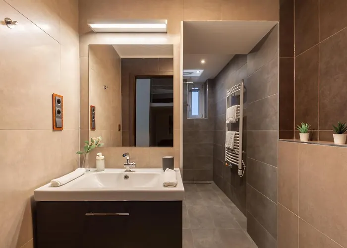 New, Centrally Located, But Quiet 4 Sleeper * Budapesta