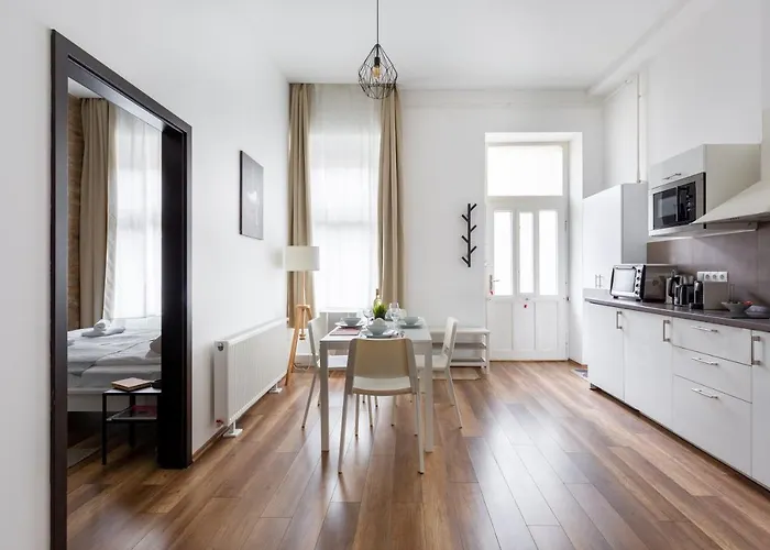 New, Centrally Located, But Quiet 4 Sleeper * Budapesta