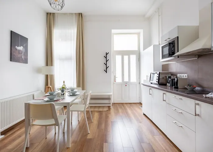 New, Centrally Located, But Quiet 4 Sleeper Apartament Budapesta