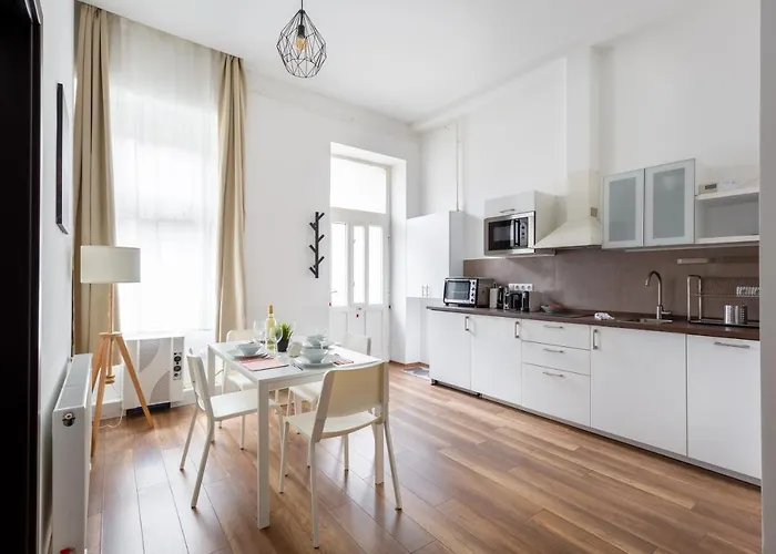 New, Centrally Located, But Quiet 4 Sleeper Budapesta