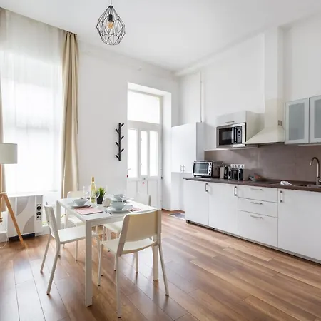 New, Centrally Located, But Quiet 4 Sleeper בודפשט